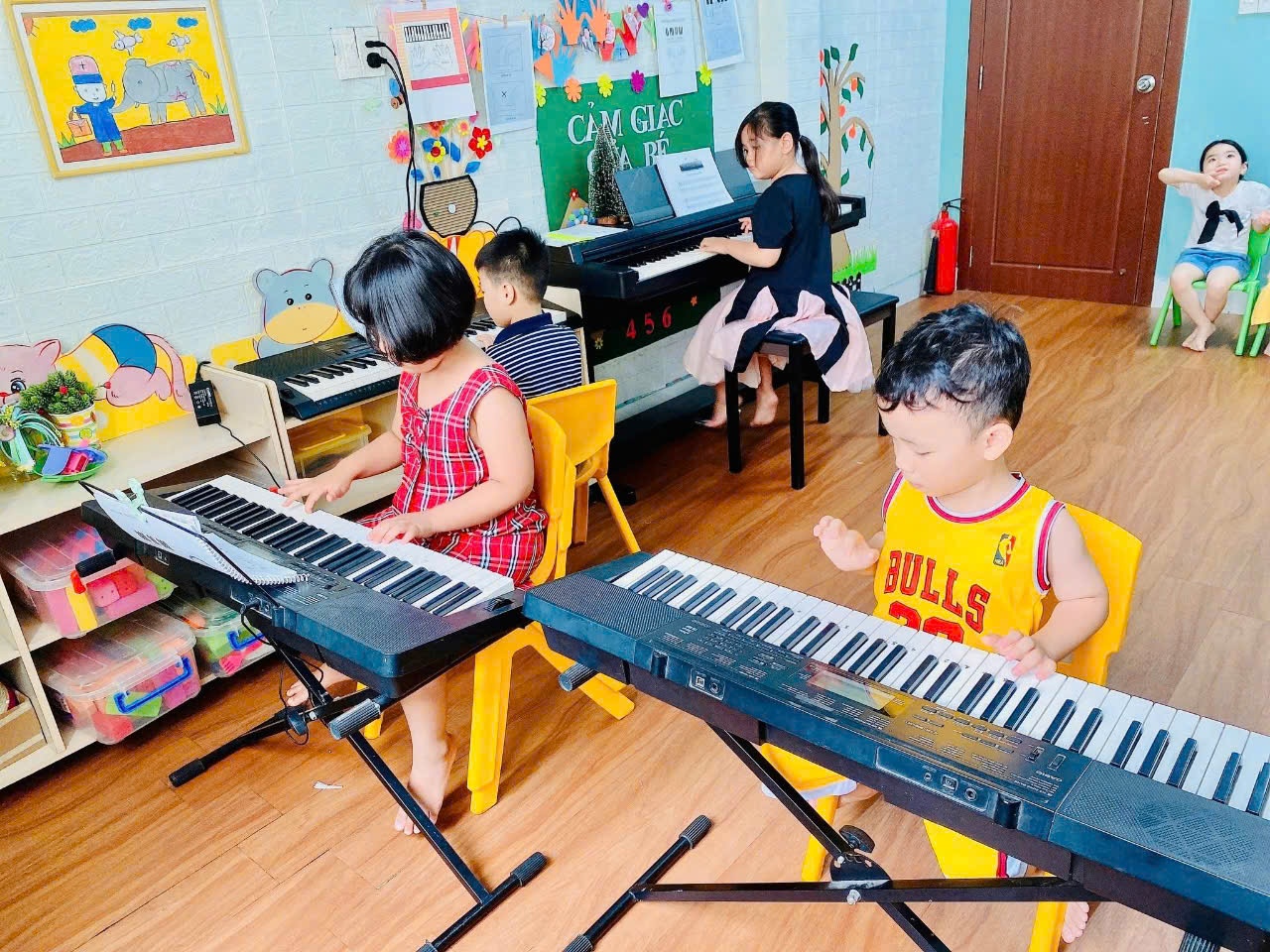 bé học đàn